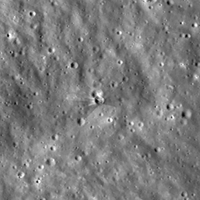 La NASA halla el cráter de un cohete de SpaceX estrellado en la Luna