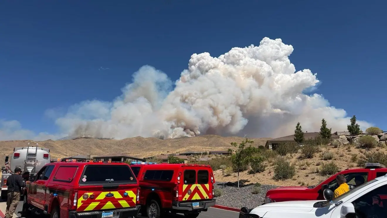 Incendio Hawk en Nevada: Ordenan evacuar a 90.000 personas mientras el fuego avanza sin control