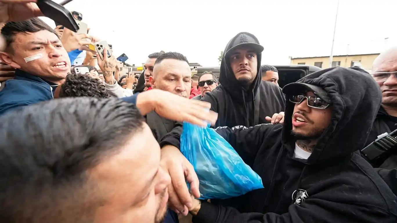 Westcol queda atrapado por una multitud en Bogotá y ayuda a una fan